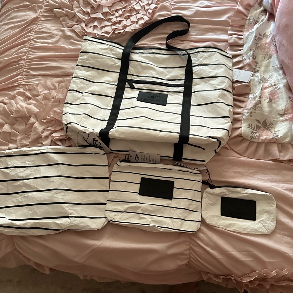 Aloha zipper tote with matching pouches NWT